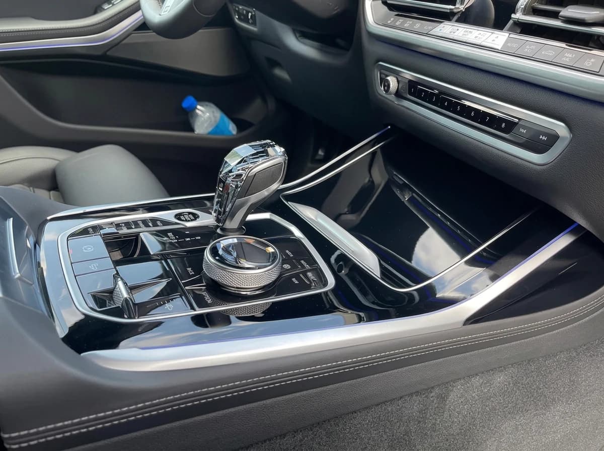 Macro sur la console centrale d'une BMW X7, sélecteur et molette iDrive en cristal