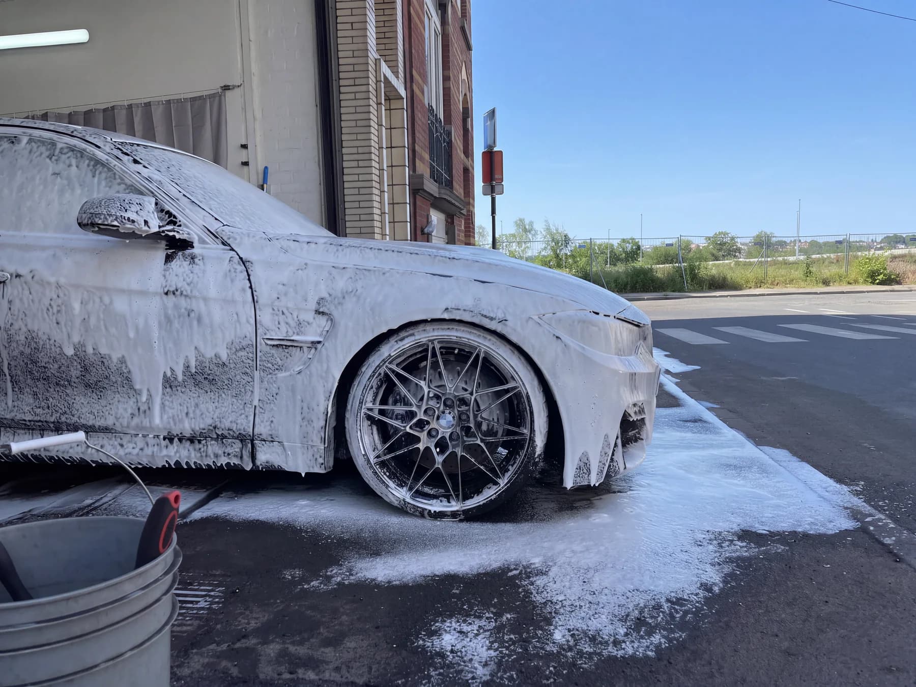 BMW couverte de mousse pendant un lavage chez ISA